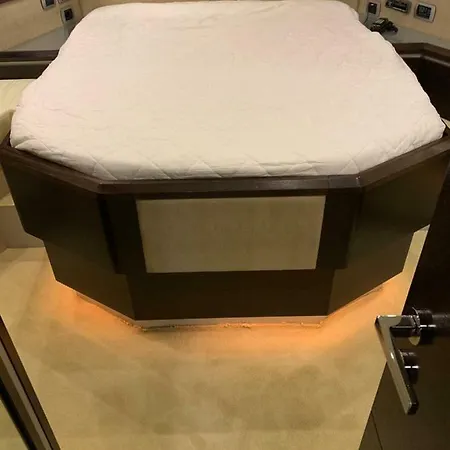 Luxury Yacht * باليرمو