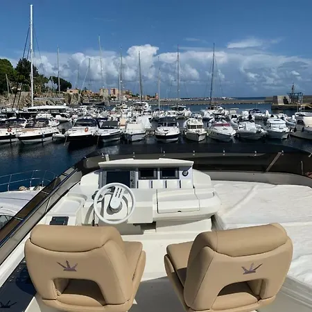 Luxury Yacht بوتيل
